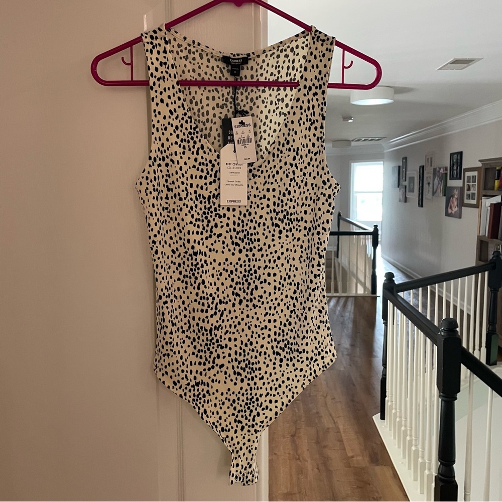 NWT Express Cream and White Sleeveless Fitted Bodysuit - Picture 3 of 6